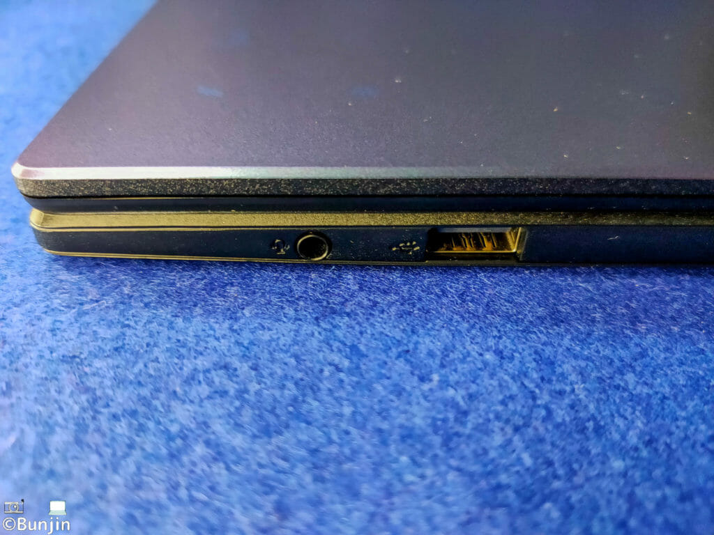 ASUS E210MA右サイド端子類