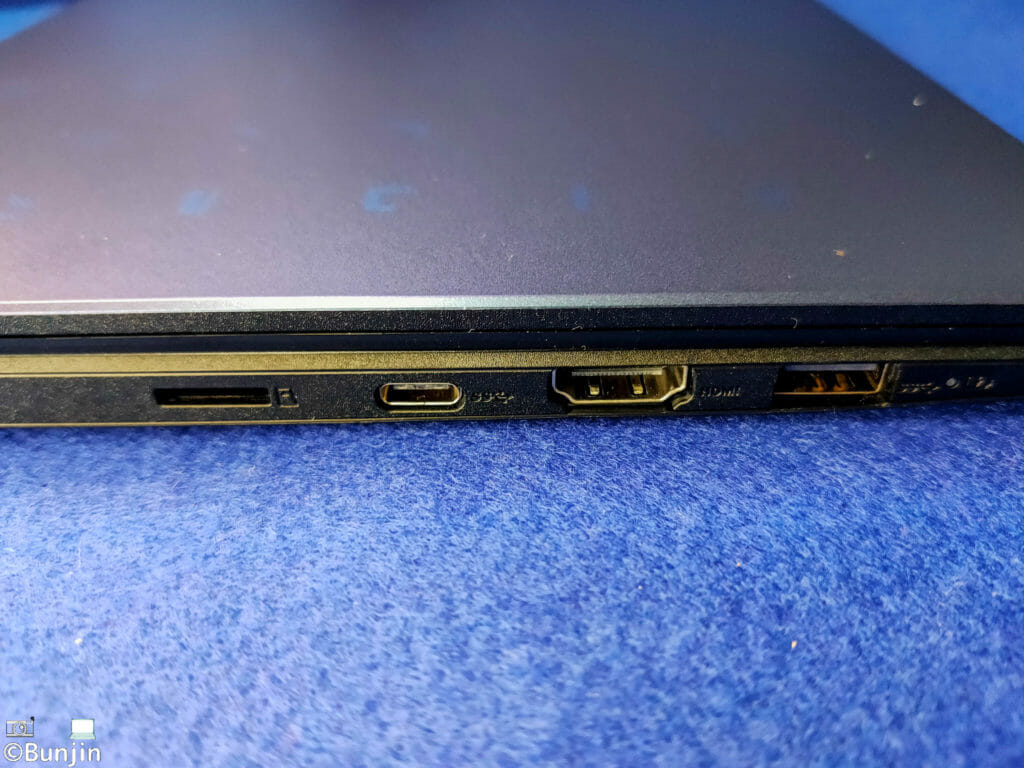 ASUS E210MA左サイド端子類