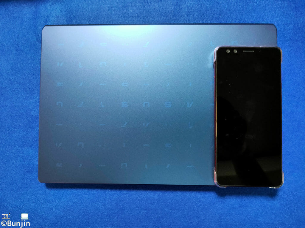 ASUS E210MA スマートフォンとのサイズ比較